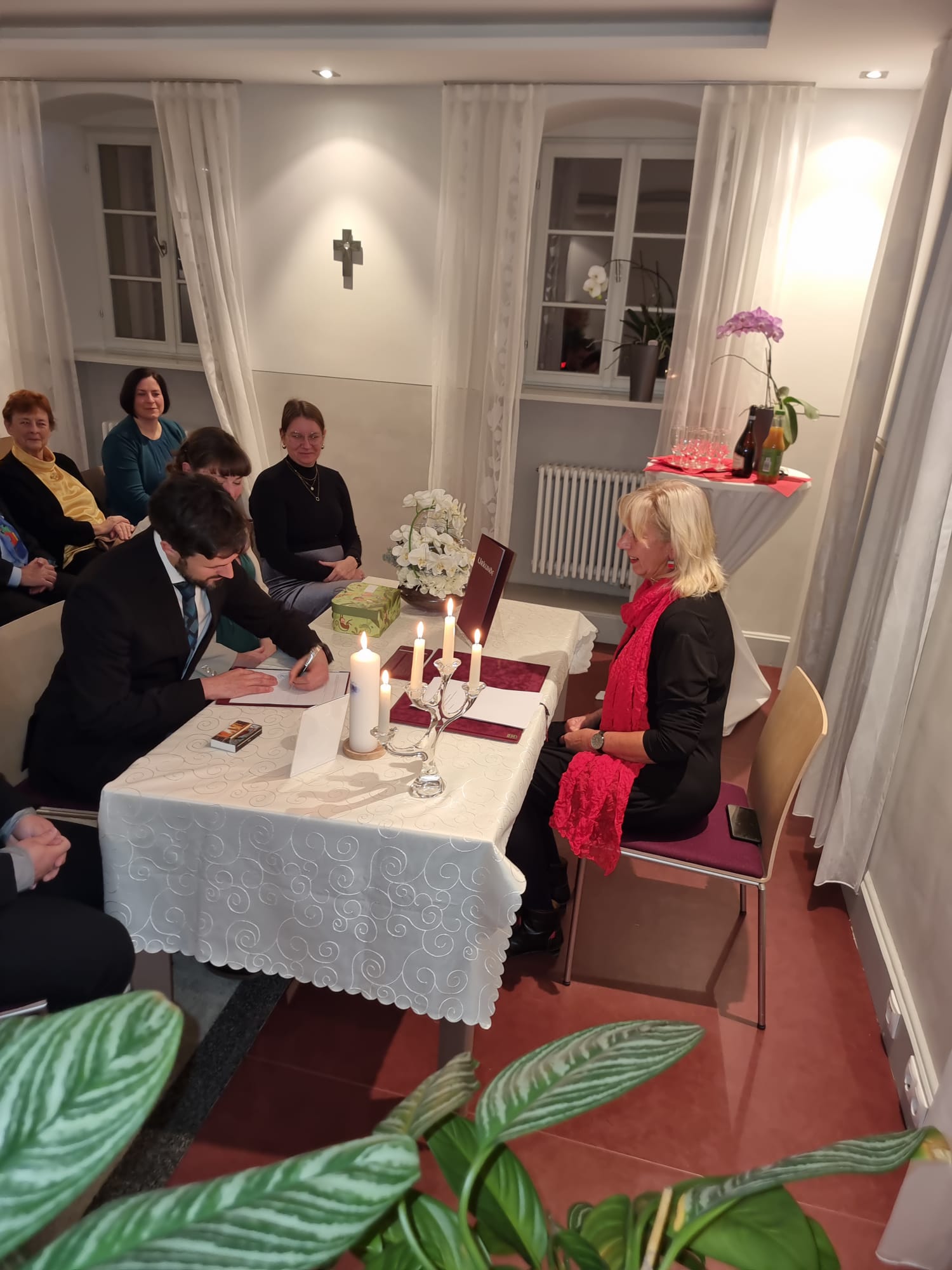 Unterschrift während einer Trauung